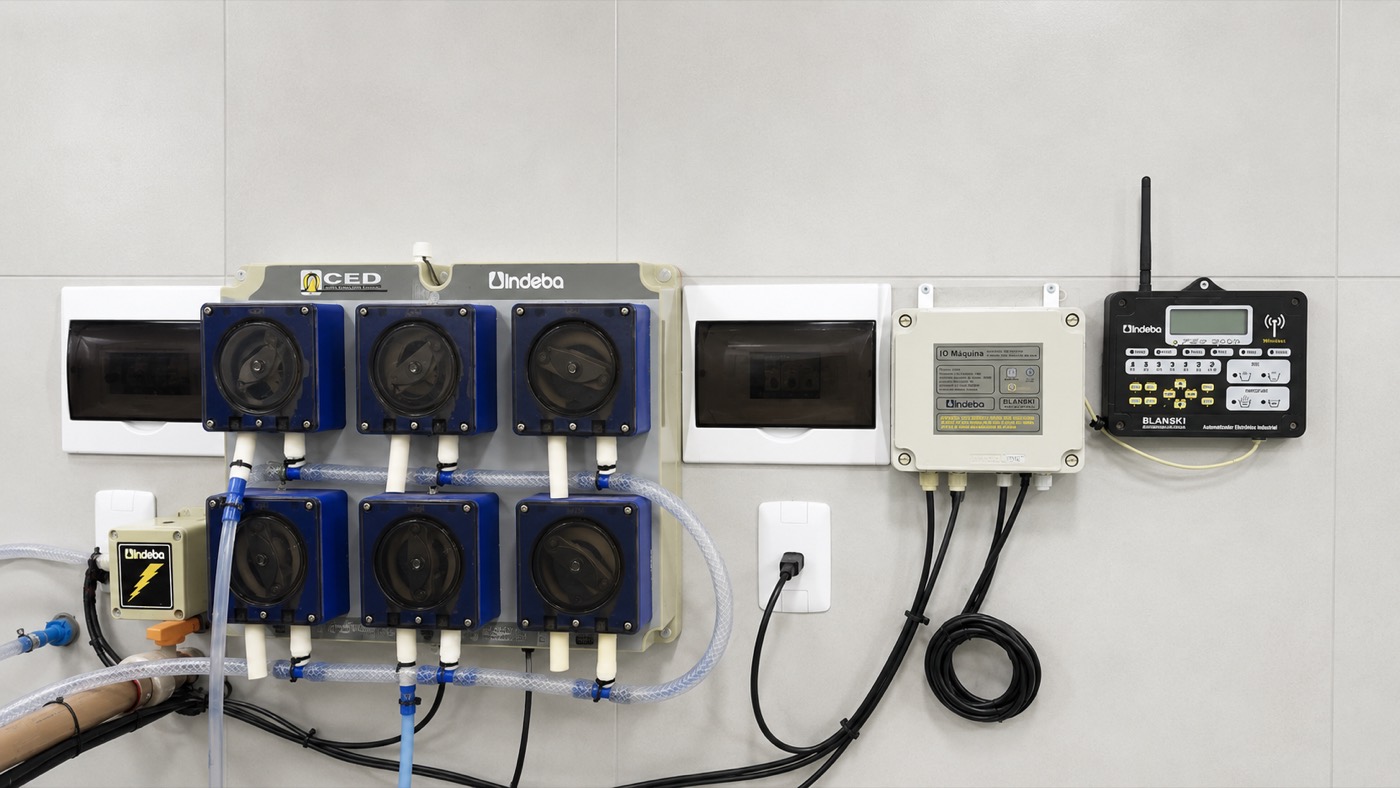 Painel de bombas dosadoras Indeba ligadas às lavadoras, com automatizador eletrônico